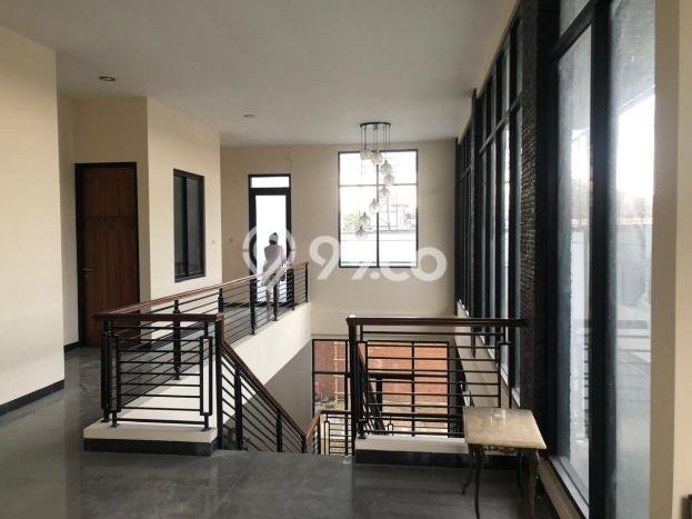 Rumah Elit LB 270m2 Siap Pakai Desain Elegan di Cikupa Citra Raya, Tangerang Rumah Elit LB 270m2 Siap Pakai Desain Elegan di Cikupa Citra Raya, Tangerang