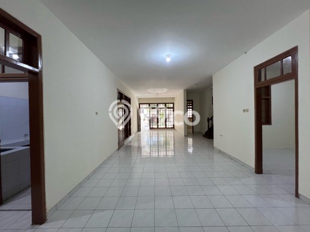 Lokasi strategis! Rumah siap huni dikontrakkan di Kesambi LB 245m2 Lokasi strategis! Rumah siap huni dikontrakkan di Kesambi LB 245m2