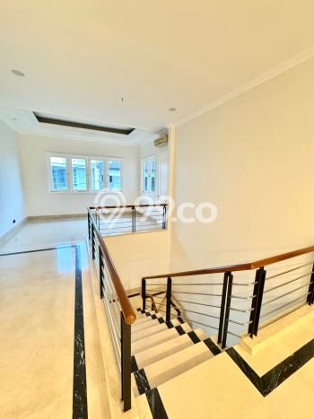 Rumah Elit LB 600m2 Siap Pakai Desain Elegan di Kedoya Baru, Jakarta Barat Rumah Elit LB 600m2 Siap Pakai Desain Elegan di Kedoya Baru, Jakarta Barat