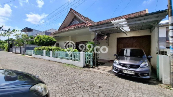 Jual Cepat Rumah LT 422m2m² / LB 385m2m² di Kawasan Komersial Demangan, Yogyakarta Jual Cepat Rumah LT 422m2m² / LB 385m2m² di Kawasan Komersial Demangan, Yogyakarta