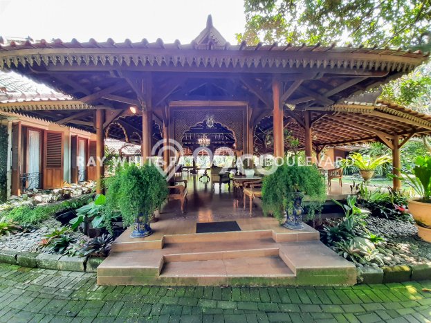Rumah Elit Modern Tanpa Renovasi di Lebak Bulus Jakarta Selatan Rumah Elit Modern Tanpa Renovasi di Lebak Bulus Jakarta Selatan