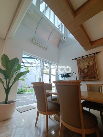 Hunian Kondisi Baik Disewakan di Pondok Indah, Jakarta Selatan LT 453m2, LB 450m2 Hunian Kondisi Baik Disewakan di Pondok Indah, Jakarta Selatan LT 453m2, LB 450m2