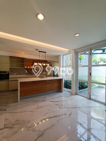 Hunian Kondisi Baik Disewakan di Pondok Indah, Jakarta Selatan LT 453m2, LB 450m2 Hunian Kondisi Baik Disewakan di Pondok Indah, Jakarta Selatan LT 453m2, LB 450m2