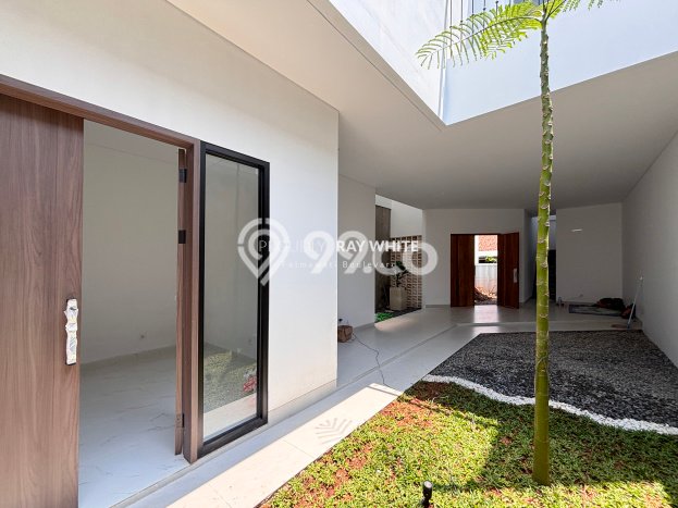 Ready to Use! Luxury House LT 150m2 Desain Elegan di Kemang Ready to Use! Luxury House LT 150m2 Desain Elegan di Kemang