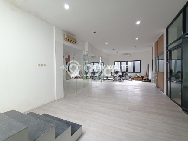LOKASI PREMIUM! Ruko di Ampera, Luas 360m², Lokasi Ramai LOKASI PREMIUM! Ruko di Ampera, Luas 360m², Lokasi Ramai
