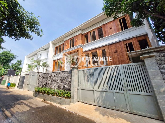 Rumah Nyaman area Kemang, Jakarta Selatan, Luas 517m² Bangunan 760m² Rumah Nyaman area Kemang, Jakarta Selatan, Luas 517m² Bangunan 760m²