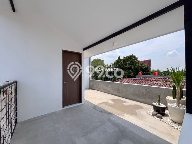 Ready to Use! Luxury House LT 150m2 Desain Elegan di Kemang Ready to Use! Luxury House LT 150m2 Desain Elegan di Kemang