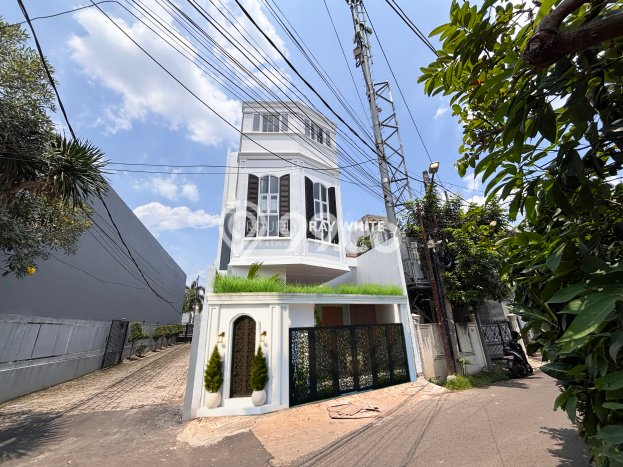Ready to Use! Luxury House LT 150m2 Desain Elegan di Kemang Ready to Use! Luxury House LT 150m2 Desain Elegan di Kemang