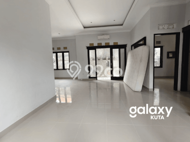 PRIME LOCATION! Rumah di , 2 KM, Lingkungan Strategis, LT 300m2m² Bangunan 180m2m² PRIME LOCATION! Rumah di , 2 KM, Lingkungan Strategis, LT 300m2m² Bangunan 180m2m²