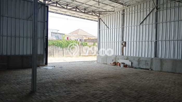 Gudang Disewa di Jakarta Utara dengan LB 270m2 Area Komersial Ramai Gudang Disewa di Jakarta Utara dengan LB 270m2 Area Komersial Ramai