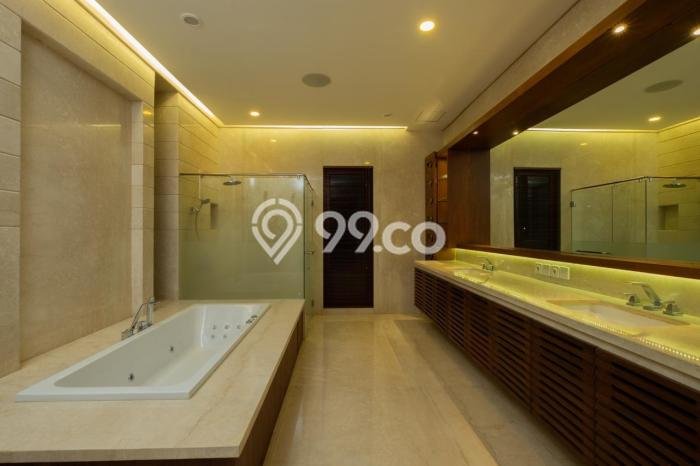 Rumah Kondisi Baik Disewakan di Lippo Karawaci, Tangerang LT 630m2, LB 990m2 Rumah Kondisi Baik Disewakan di Lippo Karawaci, Tangerang LT 630m2, LB 990m2
