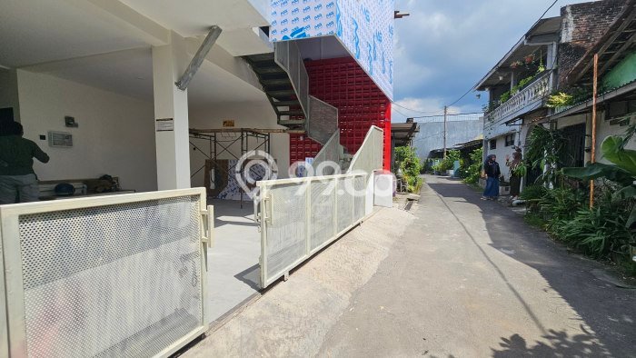 Kost Dijual di Condong Catur dengan 12 KT dan Luas 240m2 Kost Dijual di Condong Catur dengan 12 KT dan Luas 240m2