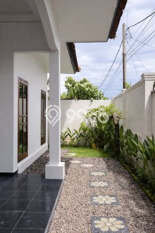 Rumah Elit LB 250m2 Siap Huni Desain Elegan di Kerobokan, Badung Rumah Elit LB 250m2 Siap Huni Desain Elegan di Kerobokan, Badung