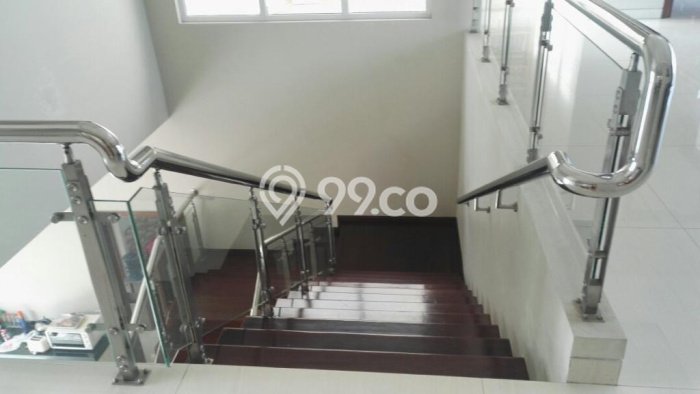 Hunian Strategis 6 KT LB 750m2 Kondisi Bagus di Graha Padma Hunian Strategis 6 KT LB 750m2 Kondisi Bagus di Graha Padma