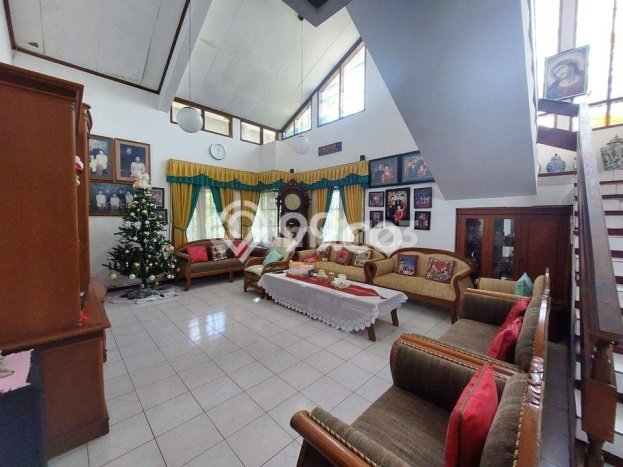 Rumah Strategis , Bandung, Luas 400m2m² LB 256m2m² Rumah Strategis , Bandung, Luas 400m2m² LB 256m2m²