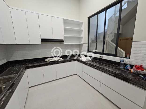 Rumah Eksklusif Siap Huni LT 300m2 di Lakarsantri, Surabaya Rumah Eksklusif Siap Huni LT 300m2 di Lakarsantri, Surabaya
