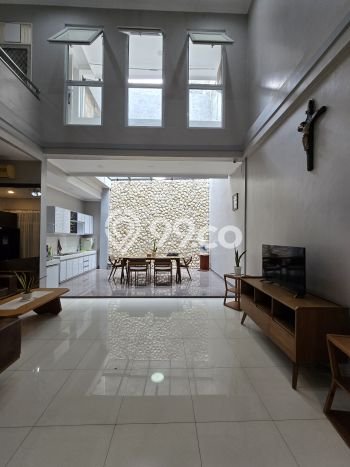 Jual Rumah Luas Megah Dengan View Cantik di Rawamangun, Jakarta Timur Jual Rumah Luas Megah Dengan View Cantik di Rawamangun, Jakarta Timur
