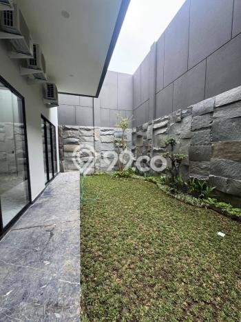 Rumah Elit Modern Tanpa Renovasi di Pakuwon Indah Surabaya Rumah Elit Modern Tanpa Renovasi di Pakuwon Indah Surabaya