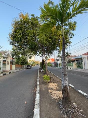 Hunian Mewah LB 600m2 Siap Huni Desain Elegan di Sukomanunggal, Surabaya Hunian Mewah LB 600m2 Siap Huni Desain Elegan di Sukomanunggal, Surabaya