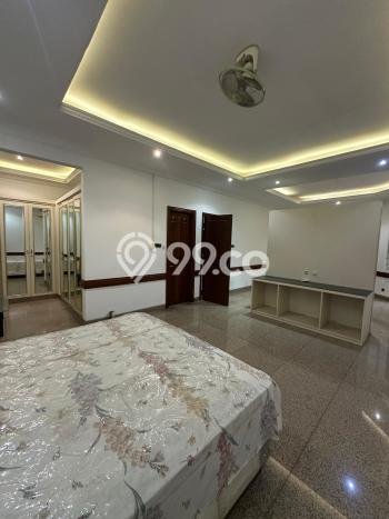Rumah LT 455m2m² Semi Furnished di Lokasi Prestisius Dukuh Pakis, Surabaya Rumah LT 455m2m² Semi Furnished di Lokasi Prestisius Dukuh Pakis, Surabaya