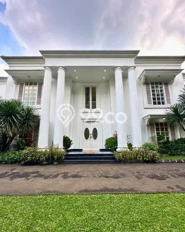 Ready to Use! Luxury House LT 1090m2 Desain Modern di Senopati Ready to Use! Luxury House LT 1090m2 Desain Modern di Senopati