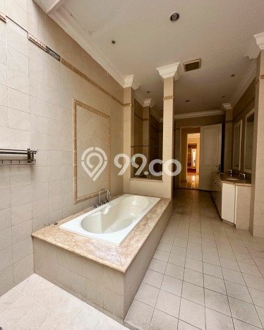 Ready to Use! Luxury House LT 1090m2 Desain Modern di Senopati Ready to Use! Luxury House LT 1090m2 Desain Modern di Senopati