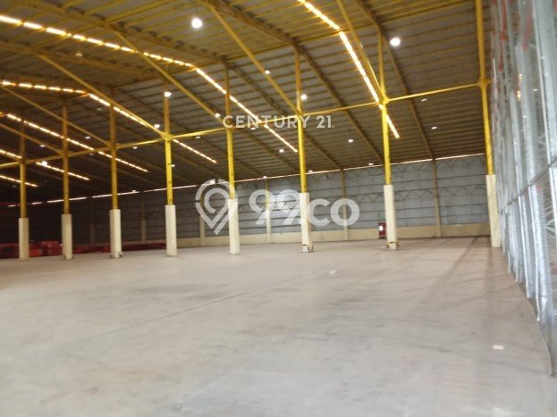 LOKASI STRATEGIS! Gudang Kawasan Cikarang, Luas 11000m², Area Komersial, Jalan Utama LOKASI STRATEGIS! Gudang Kawasan Cikarang, Luas 11000m², Area Komersial, Jalan Utama