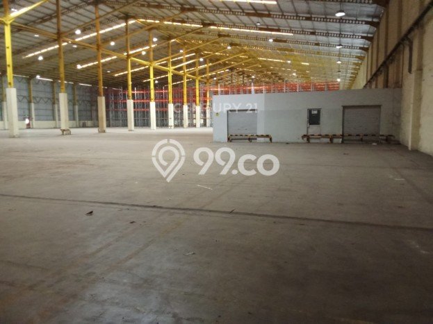 LOKASI STRATEGIS! Gudang Kawasan Cikarang, Luas 11000m², Area Komersial, Jalan Utama LOKASI STRATEGIS! Gudang Kawasan Cikarang, Luas 11000m², Area Komersial, Jalan Utama