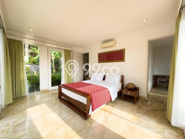 Vila Terawat Kawasan , Luas 950m2m², Lokasi Premium dengan akses bagus Vila Terawat Kawasan , Luas 950m2m², Lokasi Premium dengan akses bagus