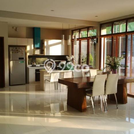Lokasi Strategis! Dijual Komersial Bisnis di Cinere, Depok Kondisi Baik Lokasi Strategis! Dijual Komersial Bisnis di Cinere, Depok Kondisi Baik