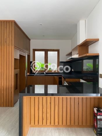 Vila Kawasan , Luas 600m2m², Akses ke transportasi publik Vila Kawasan , Luas 600m2m², Akses ke transportasi publik