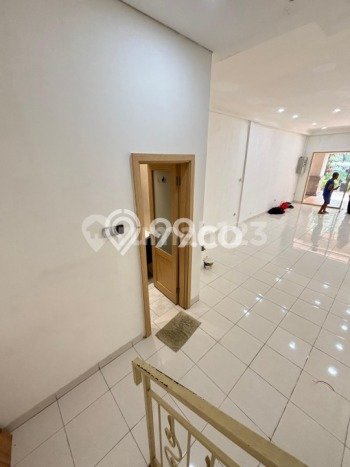 Ruko Disewa di Jakarta Barat dengan LB 300m2 Area Komersial Ramai Ruko Disewa di Jakarta Barat dengan LB 300m2 Area Komersial Ramai