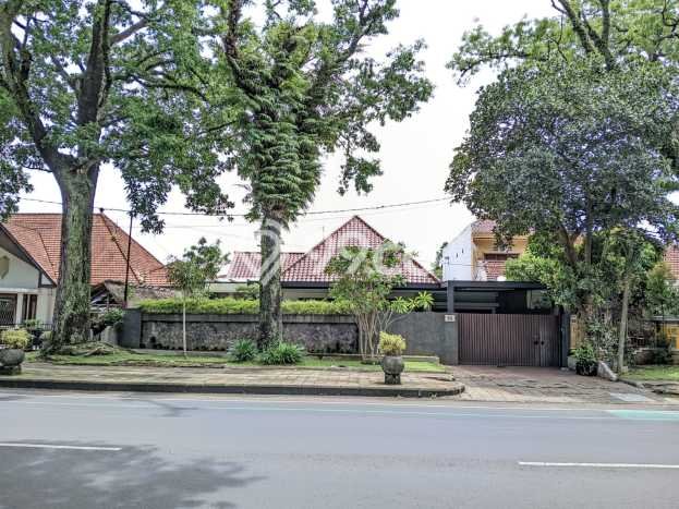Rumah di Klojen, 4 KT, Area Asri, Luas 624m2m² Bangunan 400m2m² Rumah di Klojen, 4 KT, Area Asri, Luas 624m2m² Bangunan 400m2m²