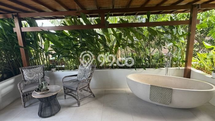 Dijual! Vila Kawasan , Ukuran 320m2m², Dekat ke Pusat Kota Dijual! Vila Kawasan , Ukuran 320m2m², Dekat ke Pusat Kota