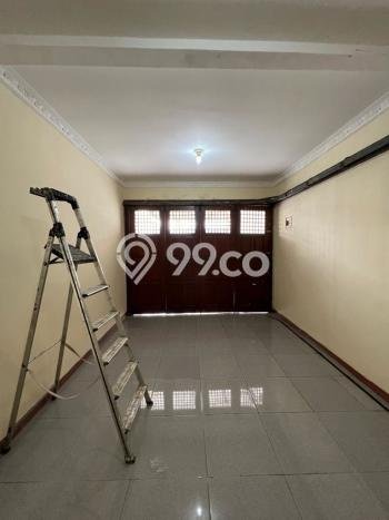 SPECIAL OFFER! Rumah di Duren Sawit, 4 KT, Area Strategis, Luas 240m2m² LB 400m2m² SPECIAL OFFER! Rumah di Duren Sawit, 4 KT, Area Strategis, Luas 240m2m² LB 400m2m²
