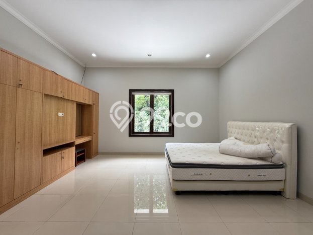 Hunian Kondisi Baik Disewakan di Senopati, Jakarta Selatan LT 490m2, LB 400m2 Hunian Kondisi Baik Disewakan di Senopati, Jakarta Selatan LT 490m2, LB 400m2