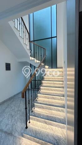 Sewa Rumah Strategis LT 285m2 / LB 350m2 di Kemang, Jakarta Selatan Sewa Rumah Strategis LT 285m2 / LB 350m2 di Kemang, Jakarta Selatan