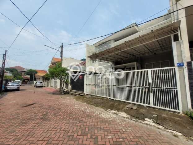 Rumah Strategis Modern Lb 100m2 di Tenggilis Mejoyo, Surabaya Rumah Strategis Modern Lb 100m2 di Tenggilis Mejoyo, Surabaya