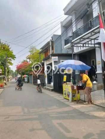 KESEMPATAN TERBAIK! Rumah Asri di Halim Perdana Kusuma, Luas 148m² LB 296m² KESEMPATAN TERBAIK! Rumah Asri di Halim Perdana Kusuma, Luas 148m² LB 296m²