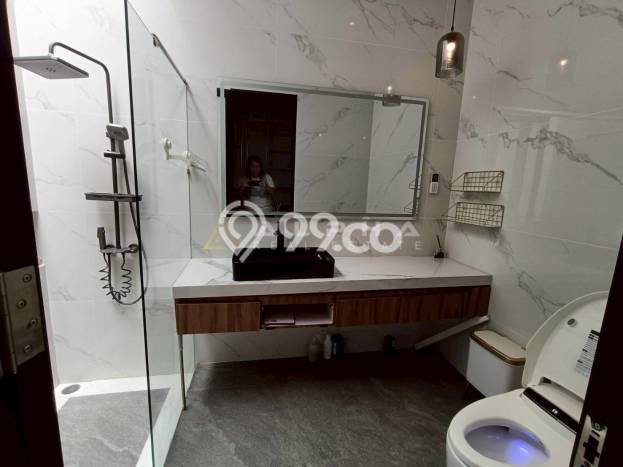 BEST LOCATION! Rumah di , Dekat Stasiun, 4 KM, Luas 180m2m² Bangunan 250m2m² BEST LOCATION! Rumah di , Dekat Stasiun, 4 KM, Luas 180m2m² Bangunan 250m2m²