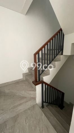 Rumah Minimalis 4 KT di Suvarna Sutera Tangerang Semi Furnished Rumah Minimalis 4 KT di Suvarna Sutera Tangerang Semi Furnished