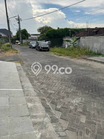 Rumah 4 Kamar Dekat dengan Akses Transportasi, Surabaya - Lokasi Premium Rumah 4 Kamar Dekat dengan Akses Transportasi, Surabaya - Lokasi Premium