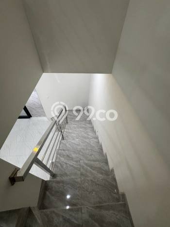 Rumah 4 Kamar Dekat dengan Akses Transportasi, Surabaya - Lokasi Premium Rumah 4 Kamar Dekat dengan Akses Transportasi, Surabaya - Lokasi Premium