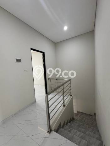 Rumah 4 Kamar Dekat dengan Akses Transportasi, Surabaya - Lokasi Premium Rumah 4 Kamar Dekat dengan Akses Transportasi, Surabaya - Lokasi Premium