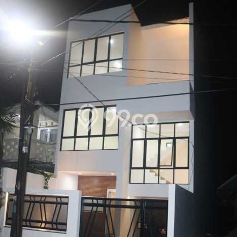 Rumah Strategis Minimalis Lb 230m2 di Ciputat, Tangerang Selatan Rumah Strategis Minimalis Lb 230m2 di Ciputat, Tangerang Selatan