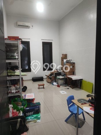 Rumah Terawat LT 184m2m² / LB 143m2m² di Kawasan Komersial , Surabaya Rumah Terawat LT 184m2m² / LB 143m2m² di Kawasan Komersial , Surabaya