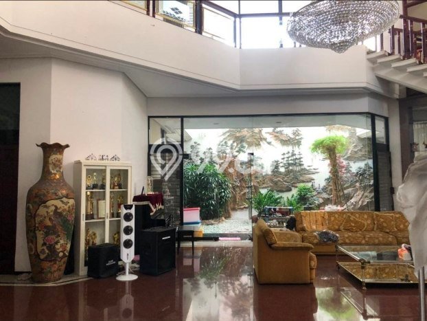 Rumah Mewah LB 600m2 Siap Pakai Desain Elegan di Dharma Husada, Surabaya Rumah Mewah LB 600m2 Siap Pakai Desain Elegan di Dharma Husada, Surabaya