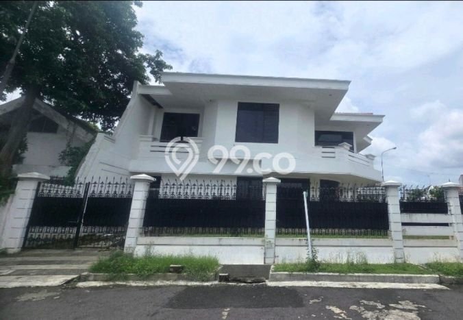 Ready to Use! Premium House LT 495m2 Desain Elegan di Dharma Husada Ready to Use! Premium House LT 495m2 Desain Elegan di Dharma Husada