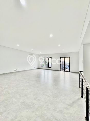 Rumah Mewah LB 300m2 Siap Pakai Desain Elegan di Citraland, Surabaya Rumah Mewah LB 300m2 Siap Pakai Desain Elegan di Citraland, Surabaya