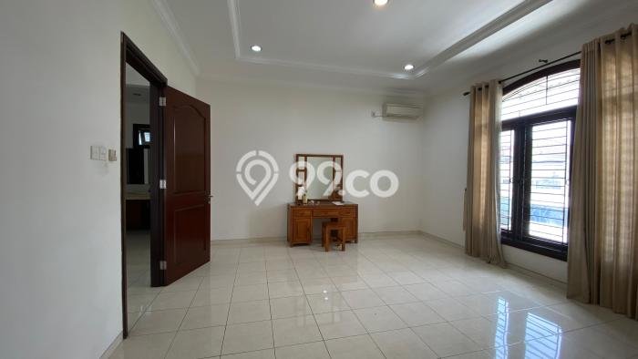 SEGERA MILIKI! Rumah area , Surabaya, LT 240m2m² Bangunan 320m2m² SEGERA MILIKI! Rumah area , Surabaya, LT 240m2m² Bangunan 320m2m²